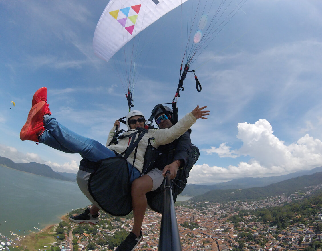 Parapente sobre el lago